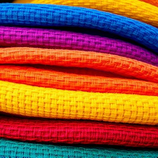 色とりどりの生地のクローズアップ。様々なテクスチャとパターンが示されています。